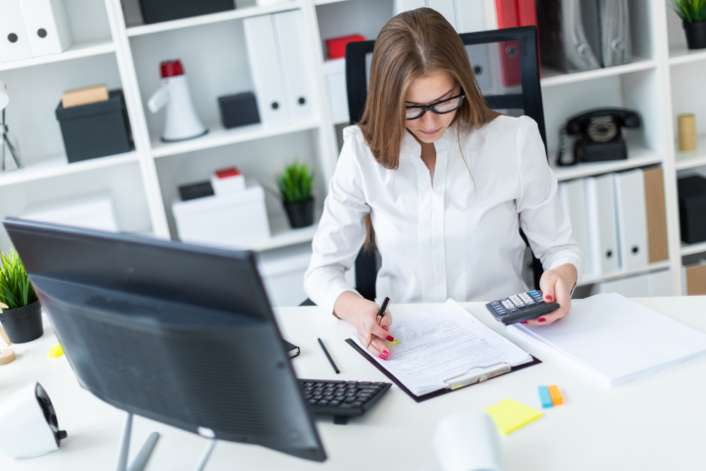 une comptable assistante au travail